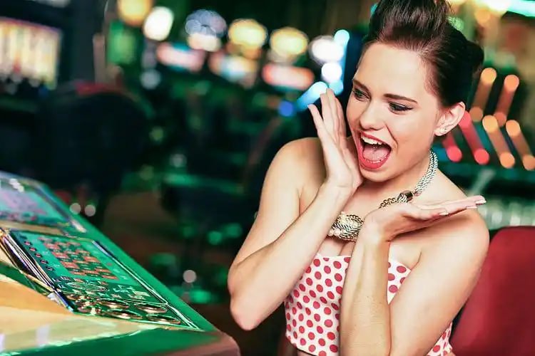 Giao diện game slot online và live casino trên ứng dụng di động jin88 tiếng Việt